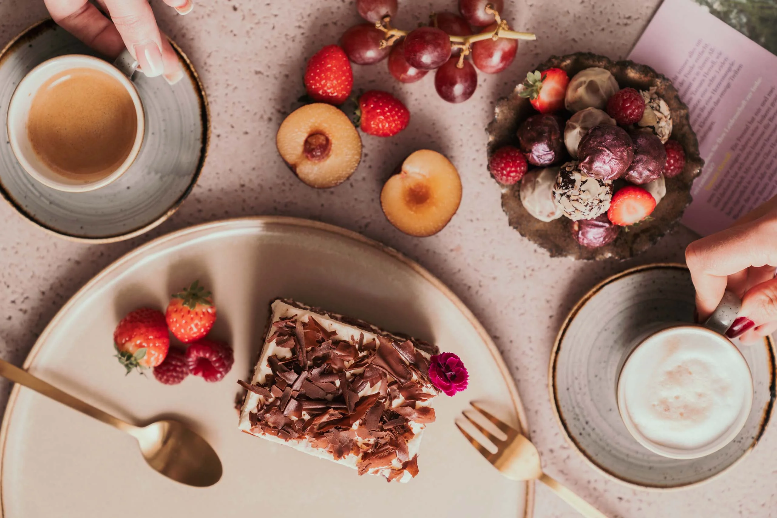 Ein Hotel in Großarl für Aktive | für Genießer | für dich Kaffee, Schokoladenkuchen und frische Früchte auf einem Tisch angerichtet